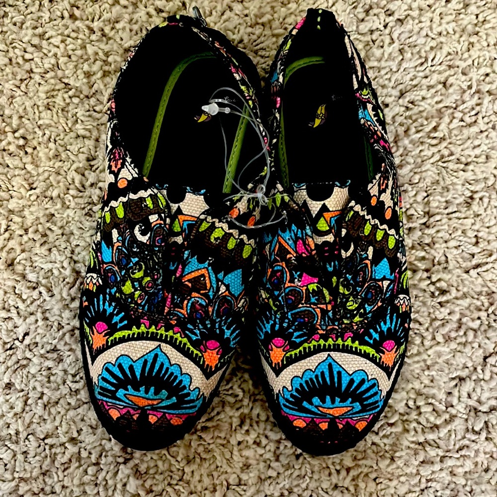 Sakroots size 12 kids slip ons